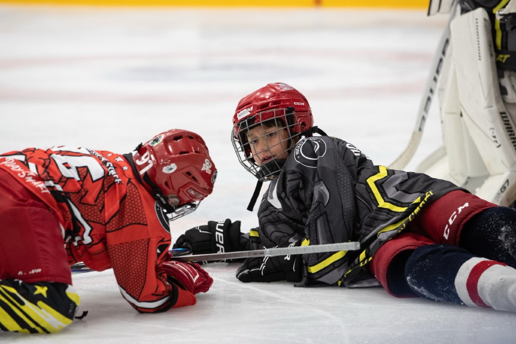 Zwei junge Spieler konzentriert während des Trainings auf dem Eis